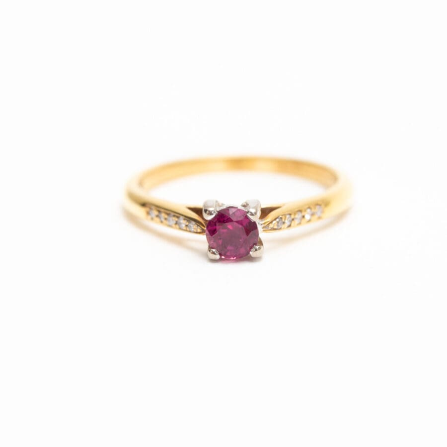 17100001 18ct Yellow Gold Ruby Solitaire Ring.