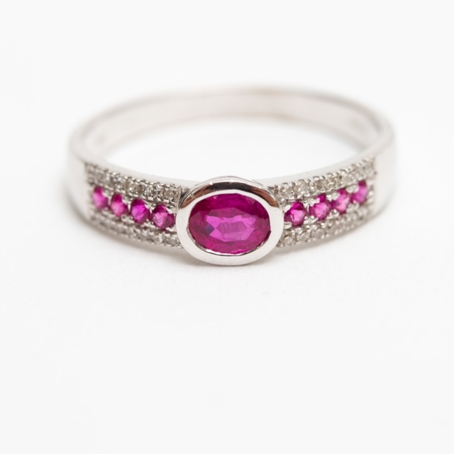 15400015 18ct White Gold Ruby And Diamond Ring.