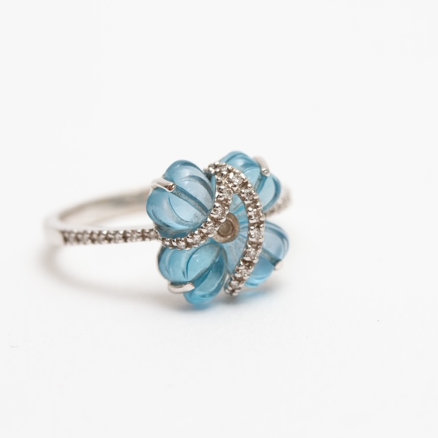 15400029 18ct White Gold Blue Topaz And Diamond Ring.