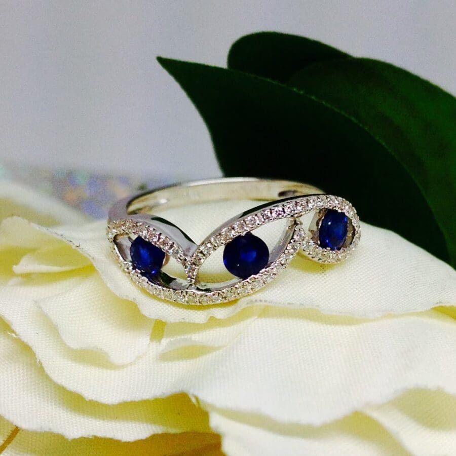 15400034 18ct White Gold Sapphire And Diamond Ring.