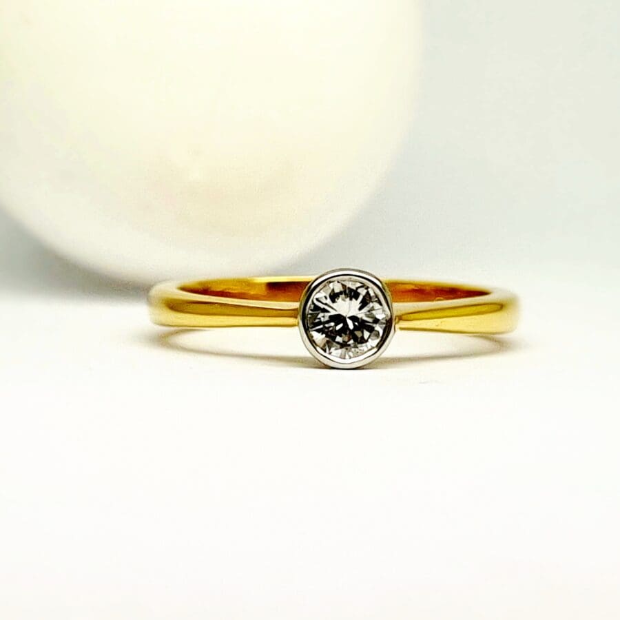 12400038 18ct Yellow Gold Diamond Rub Over Solitaire Ring