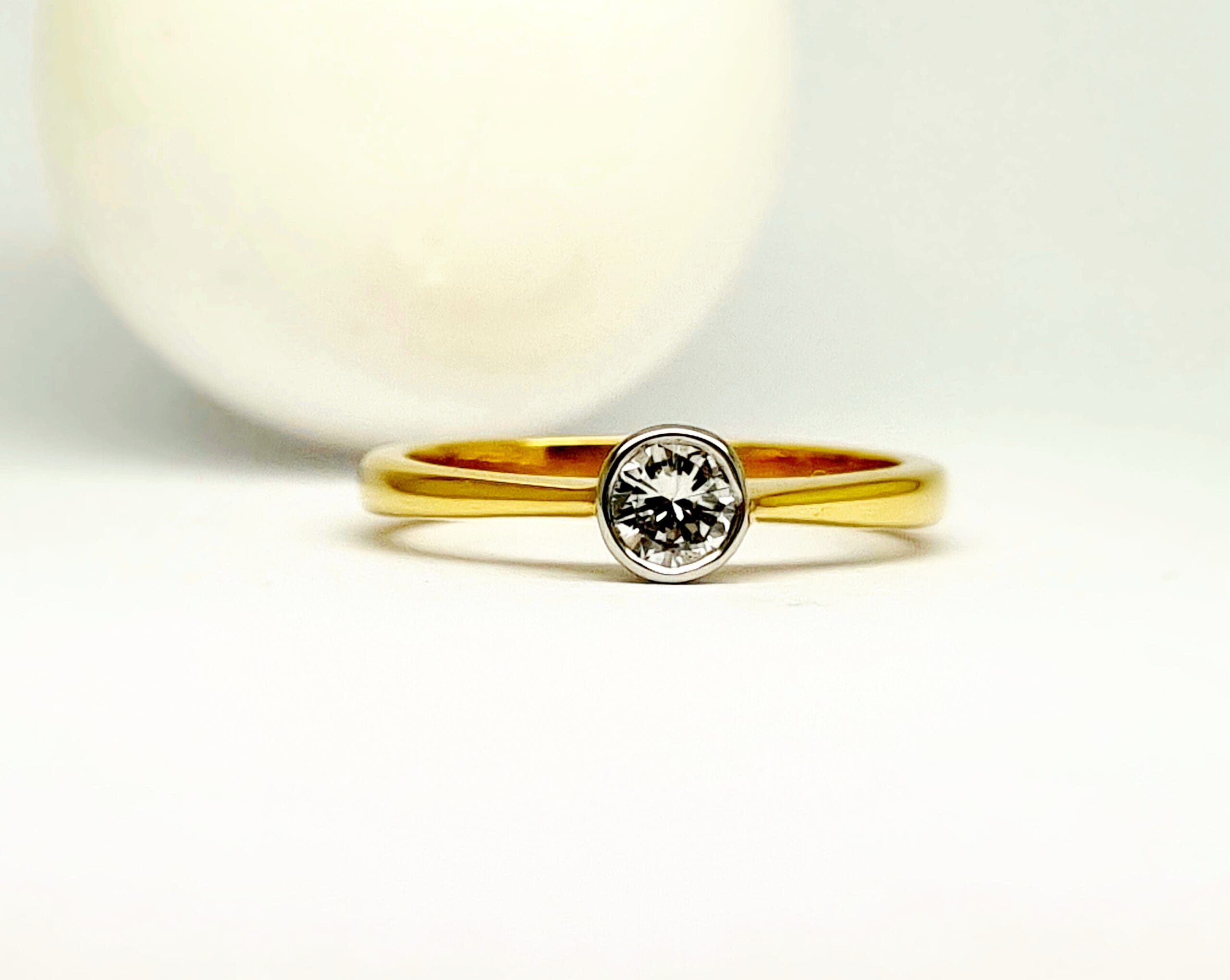 12400038 18ct Yellow Gold Diamond Rub Over Solitaire Ring