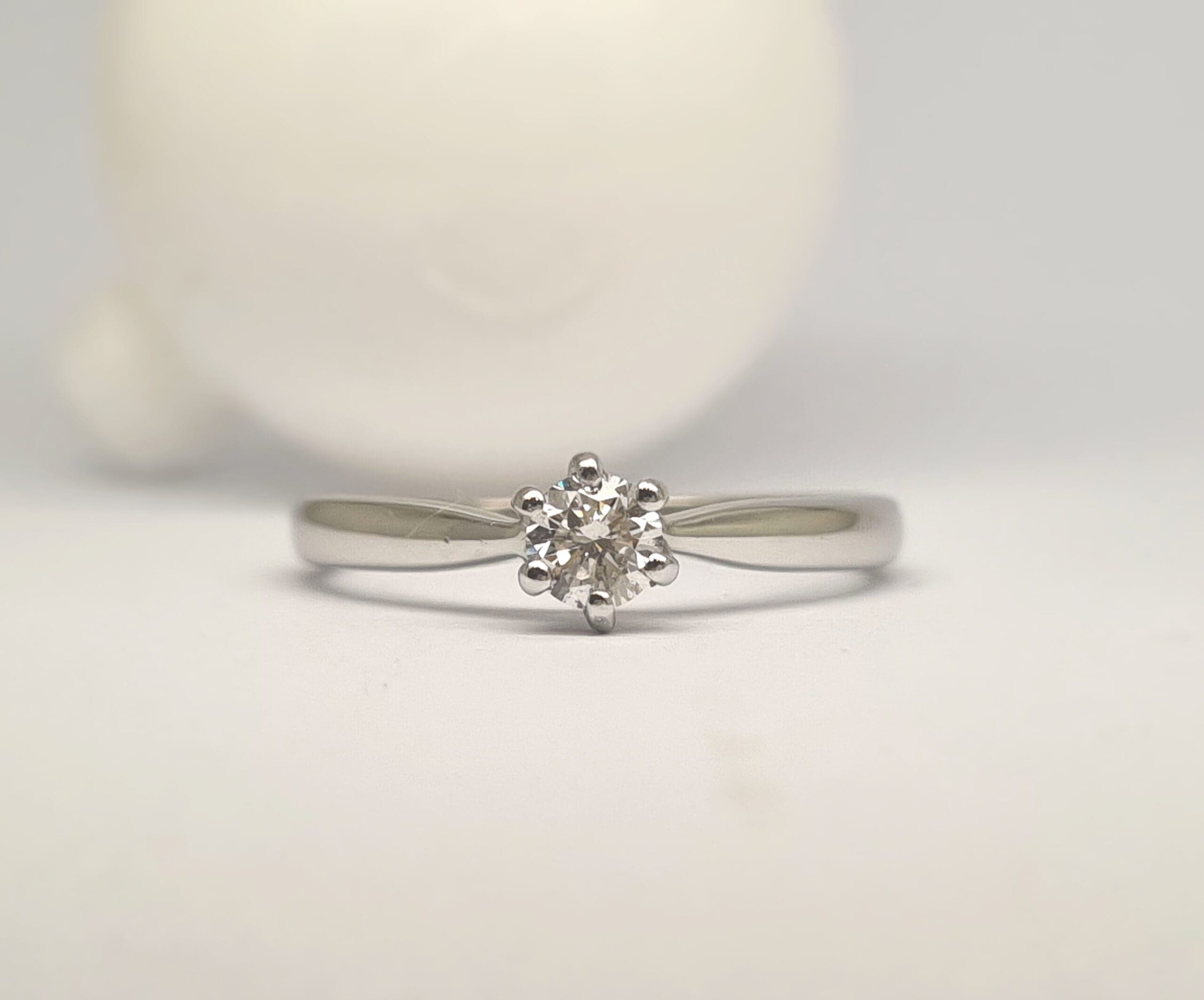 12400034 18ct White Gold Diamond Solitaire Ring