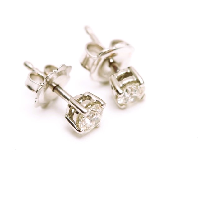 31400009 18ct White Gold And Diamond 0.50ct Stud Earrings