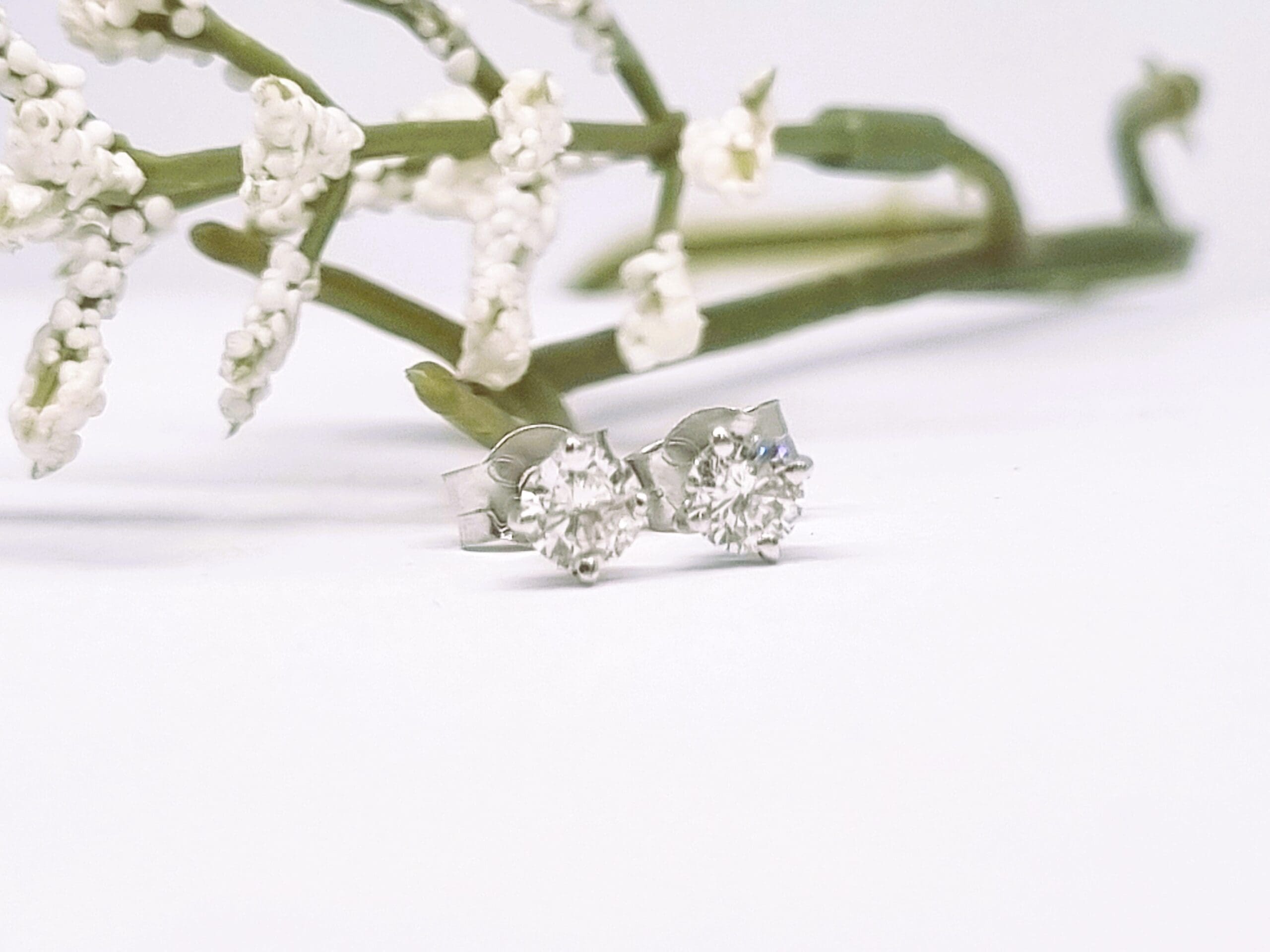341400013 18ct White Gold Diamond Stud Earrings - Image 3
