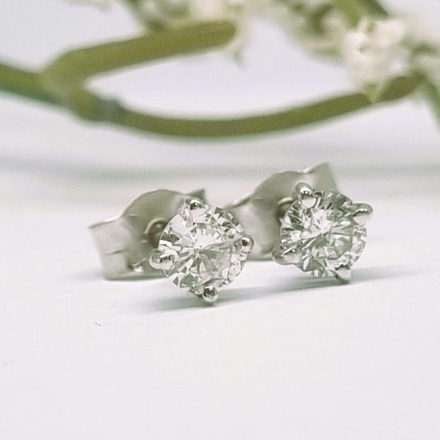 341400013 18ct White Gold Diamond Stud Earrings