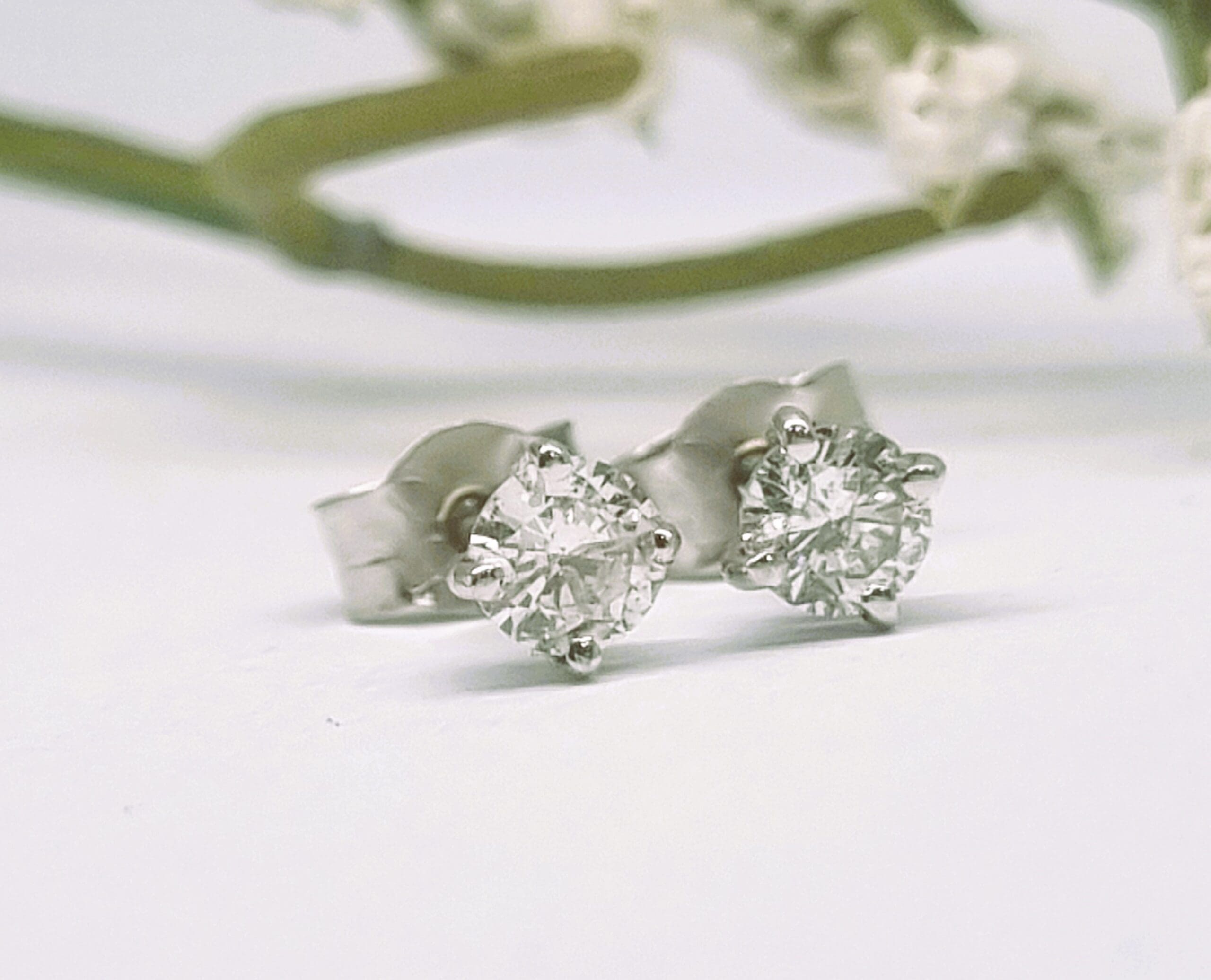 341400013 18ct White Gold Diamond Stud Earrings