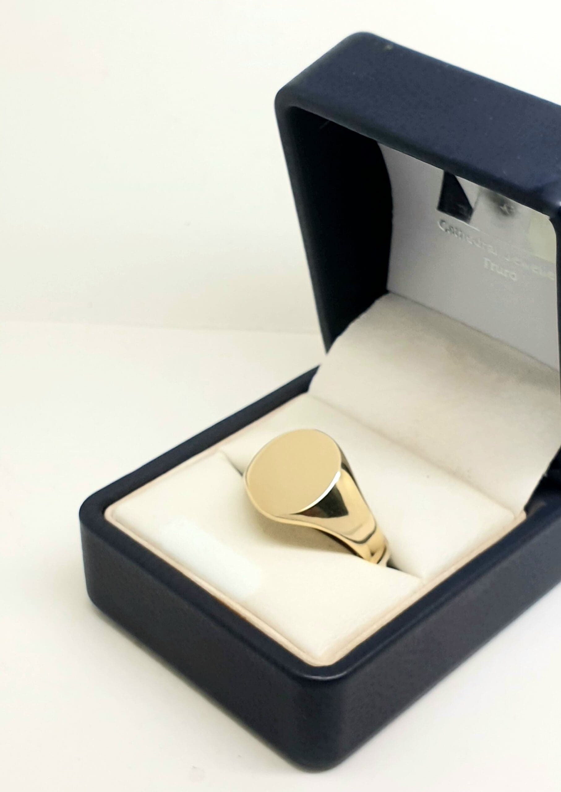 15900032 9ct Yellow Gold Oval Signet Ring - Image 2