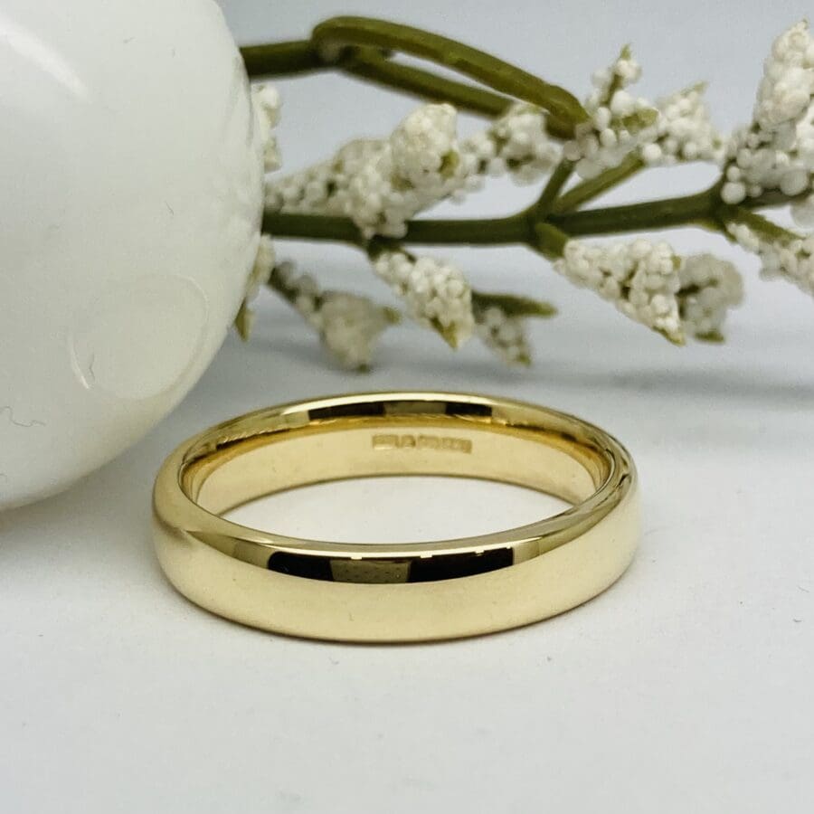 11200049 9ct Yellow Gold Cushion Court 4mm Wedding Band