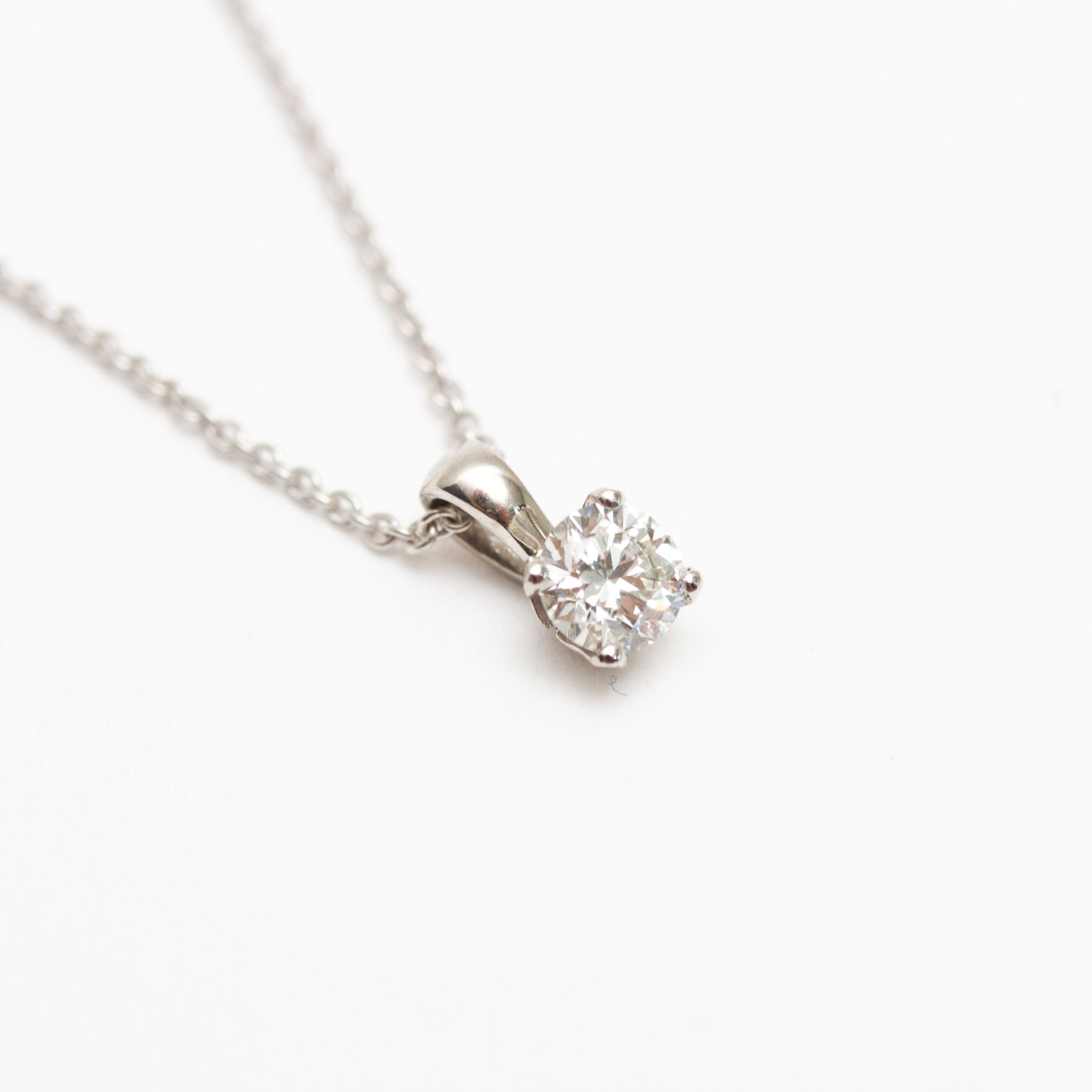 23900014 18ct White Gold Diamond Solitaire Pendant - Image 3