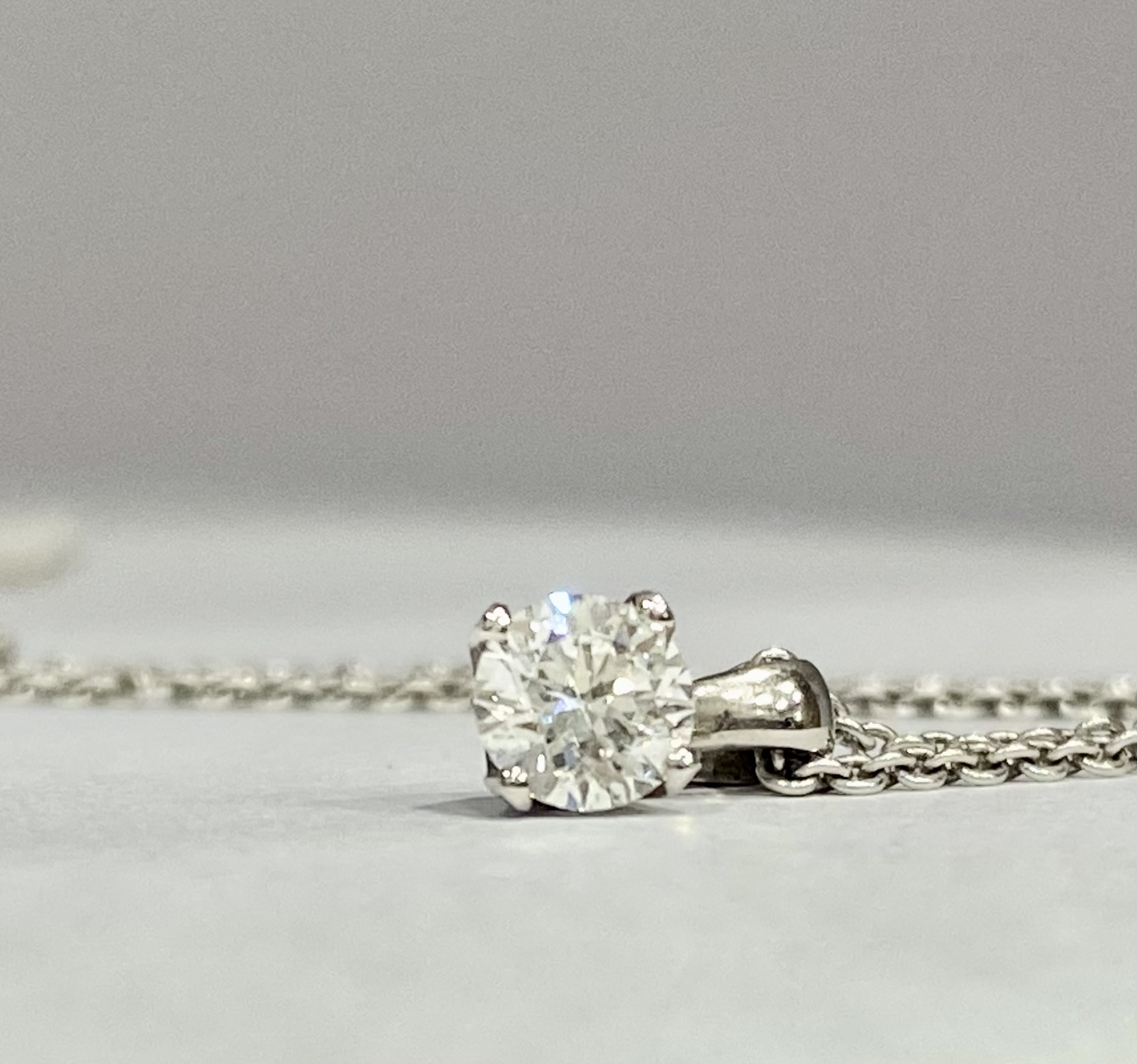 23900014 18ct White Gold Diamond Solitaire Pendant - Image 2