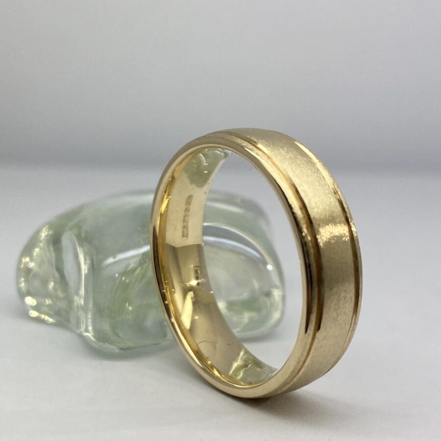 11200053 9ct Yellow Gold 6mm Cushion Court Wedding Band