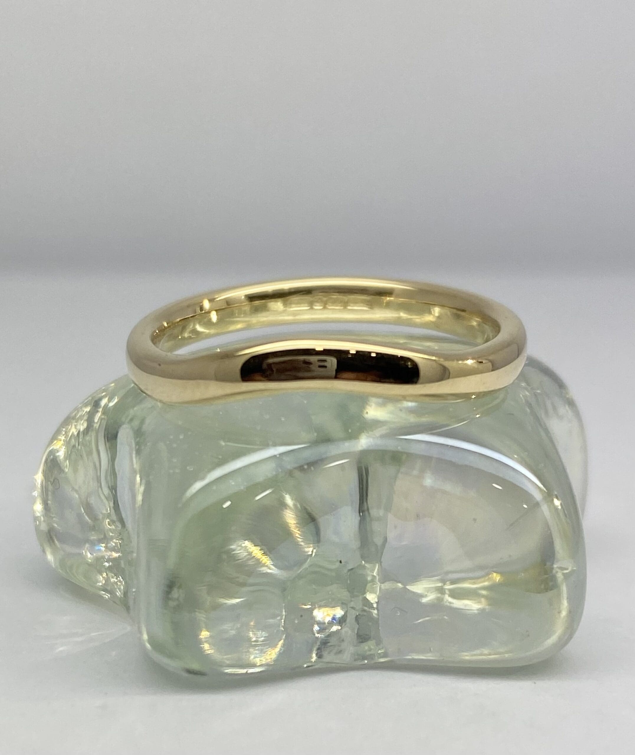 11200052 9ct Yellow Gold 2.5mm Contoured Wedding Band - Image 2