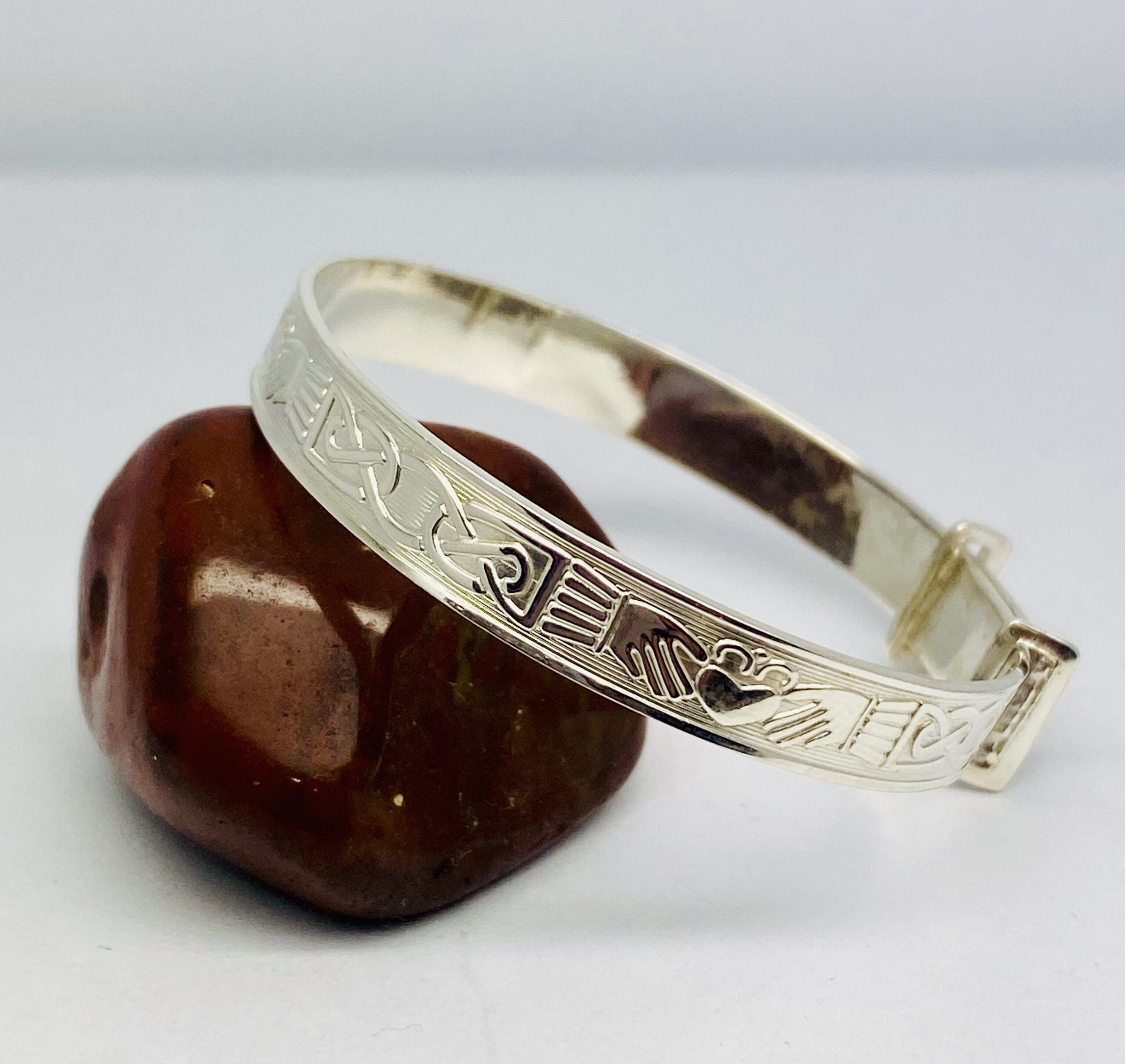 90100160 Childs Silver Claddagh Medium Expandable Bangle - Image 3