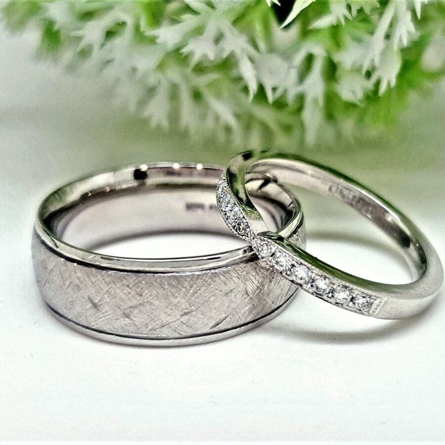 204 Commission Ribbon Twist Diamond And Scratched Finish Band