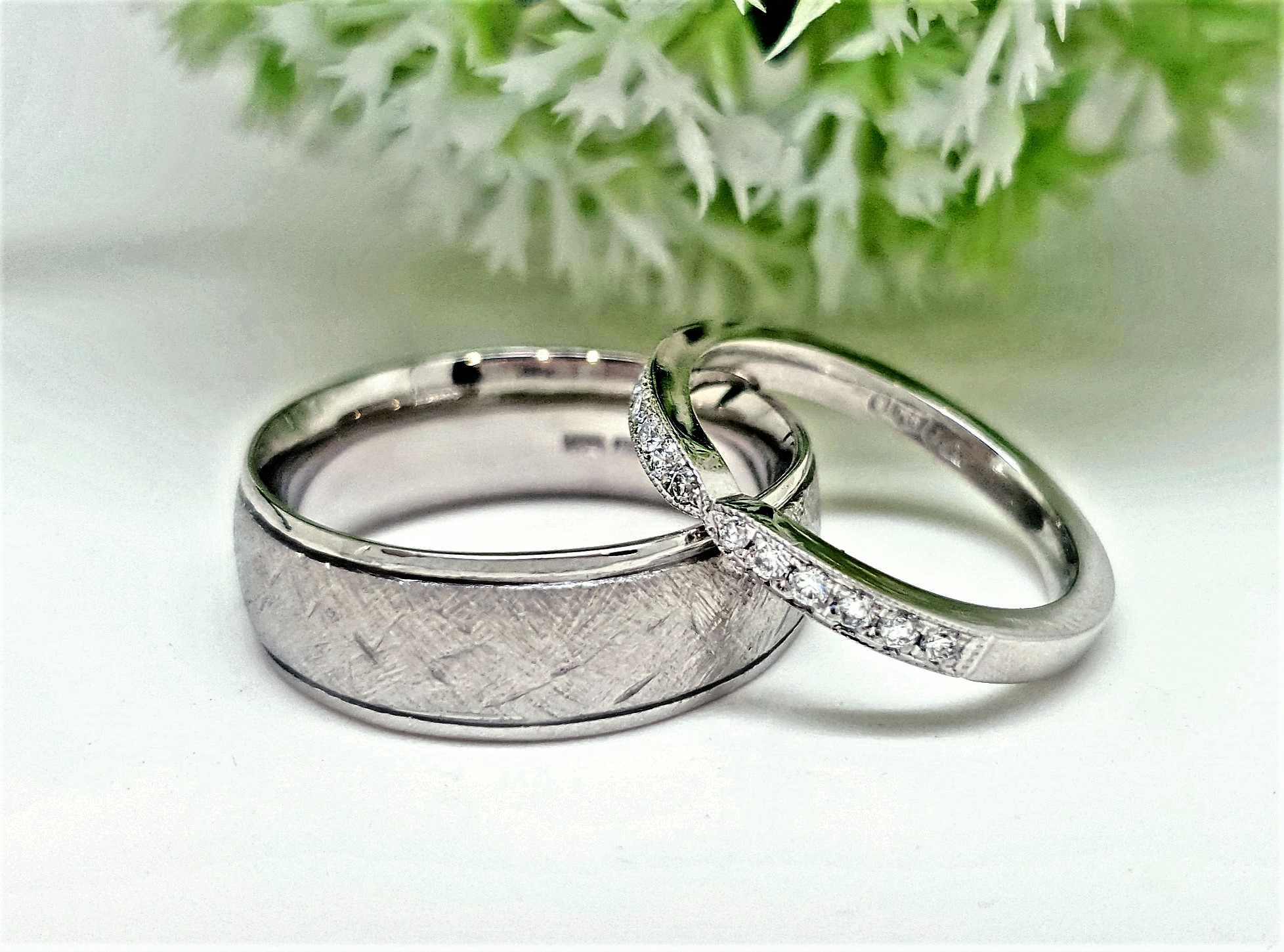 204 Commission Ribbon Twist Diamond And Scratched Finish Band