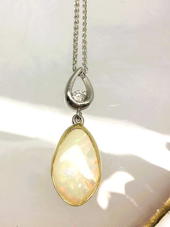23400006 18ct Yellow And White Gold Diamond And Opal Pendant And Chain