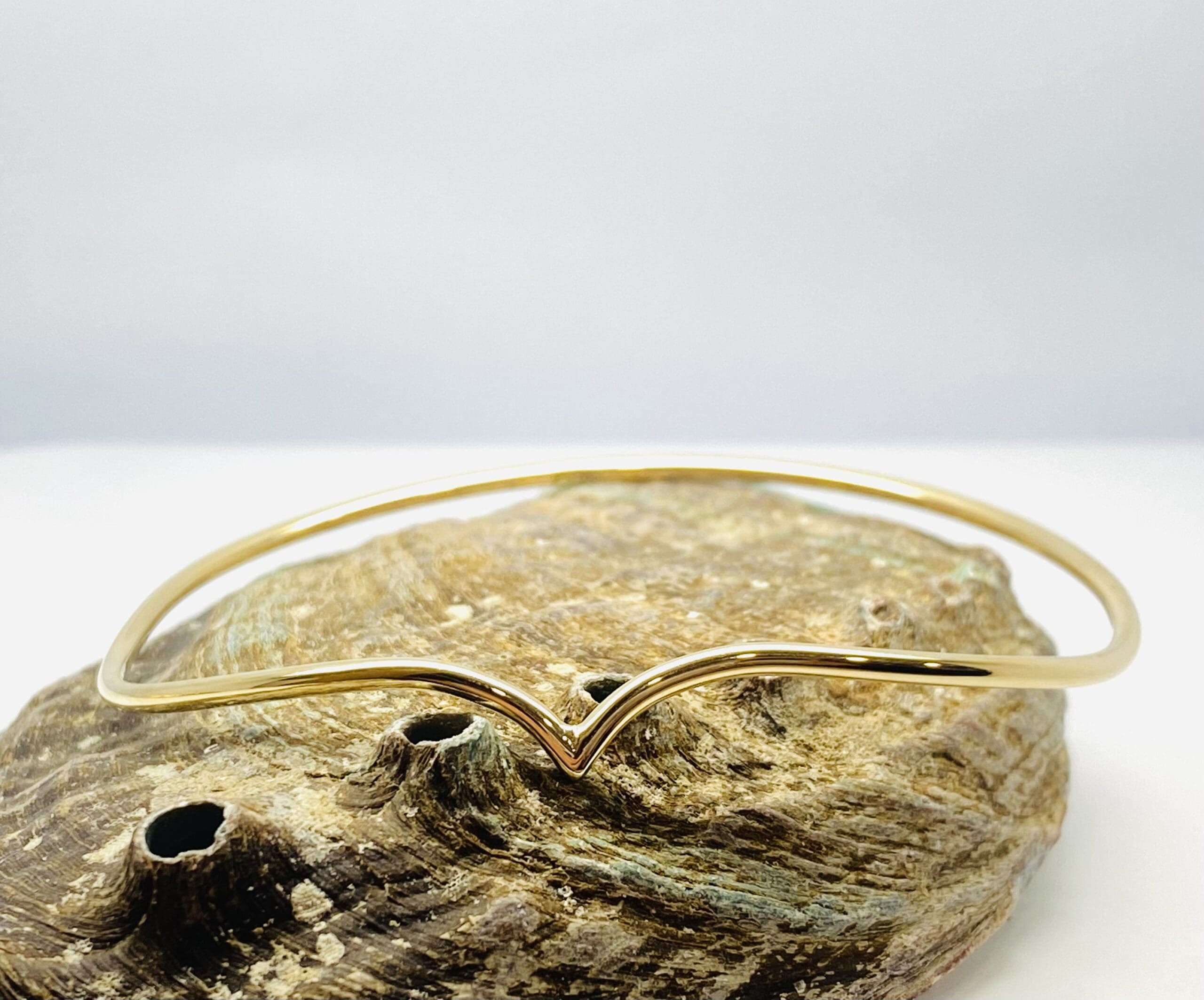 40200046 9ct Yellow Gold "Wishbone" Handmade Bangle - Image 4