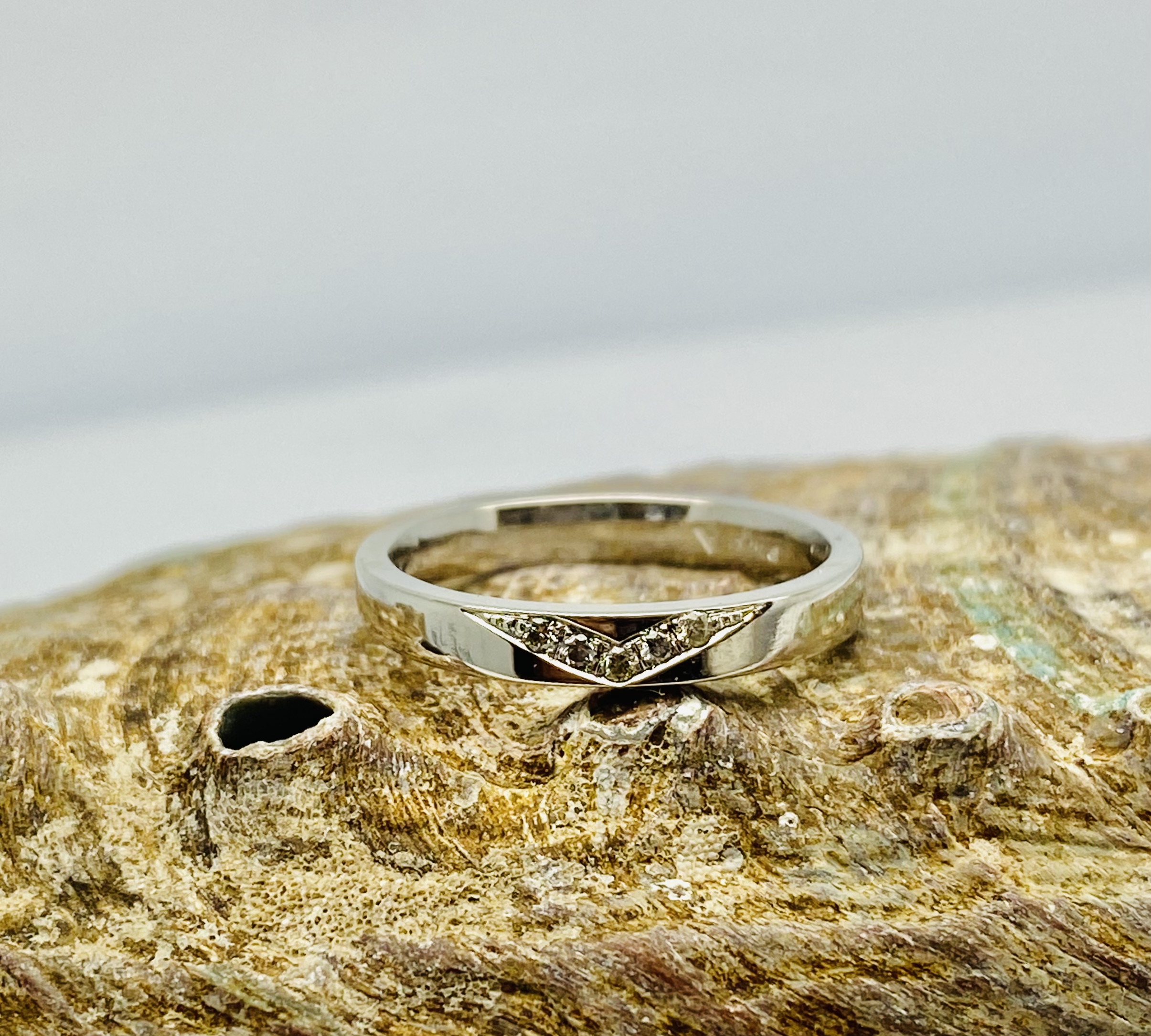 11600036 Platinum And Diamond 0.05ct "V" Embellished Wedding Band - Image 3