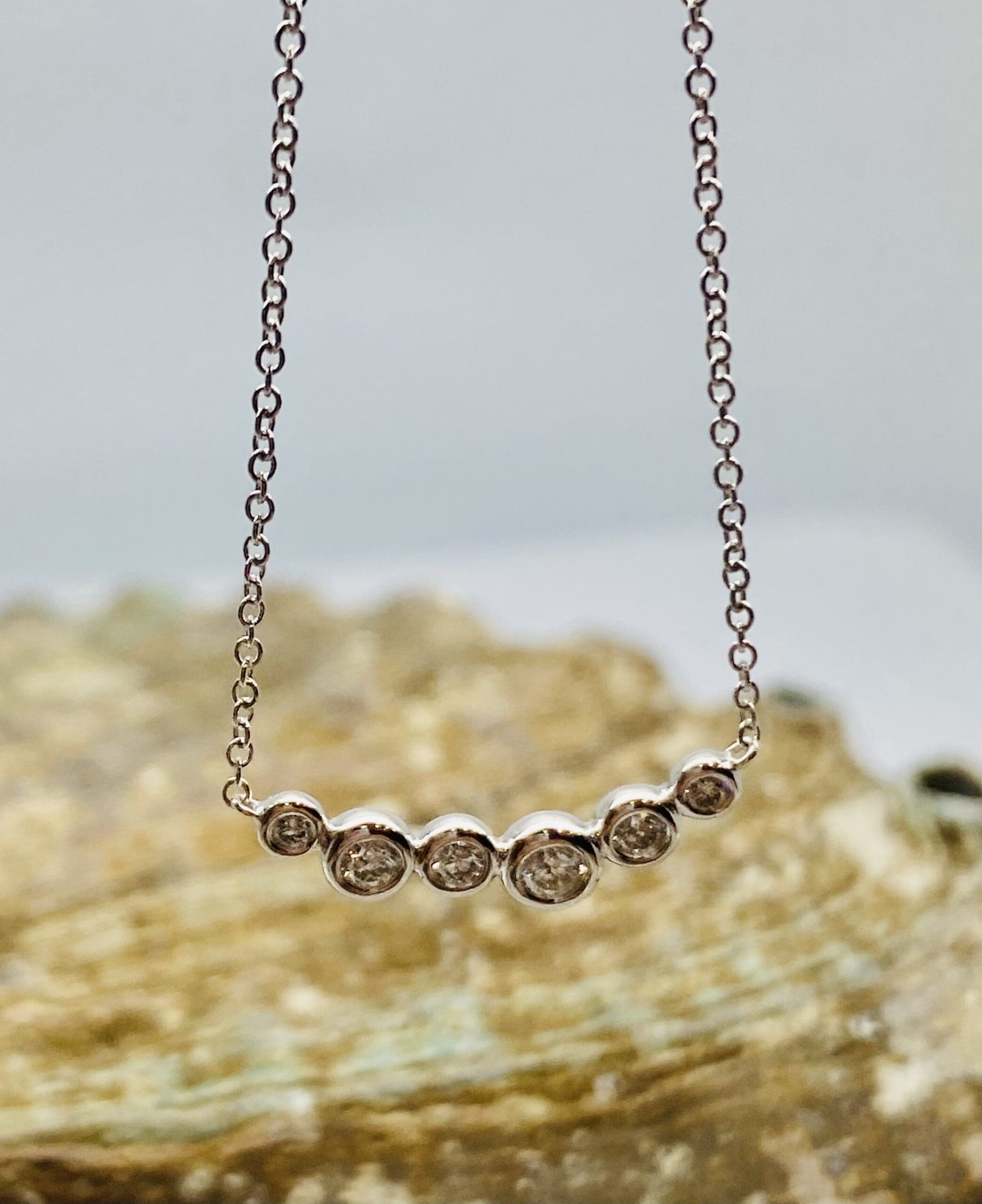 22400213 18ct White Gold 6 x "Bubble" 0.15ct Diamond Necklace - Image 3
