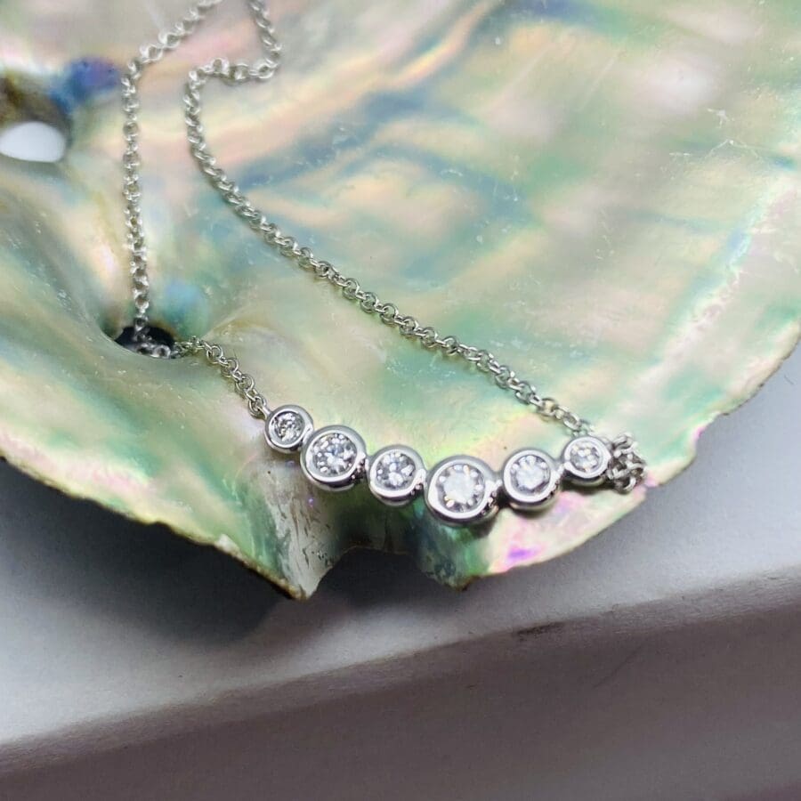 22400213 18ct White Gold 6 x "Bubble" 0.15ct Diamond Necklace