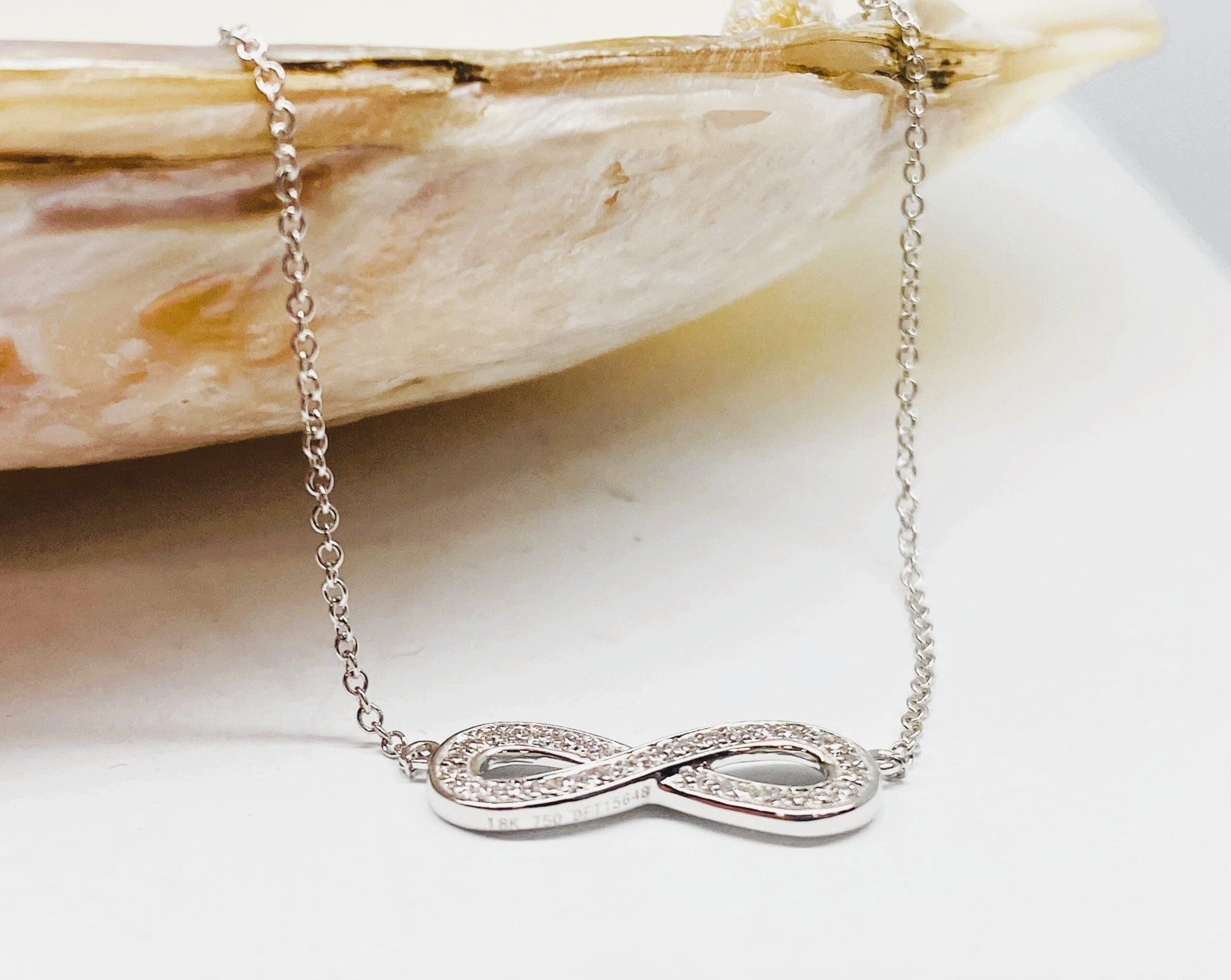 22400214 18ct White Gold Infinity 0.25ct Diamond Necklace - Image 2
