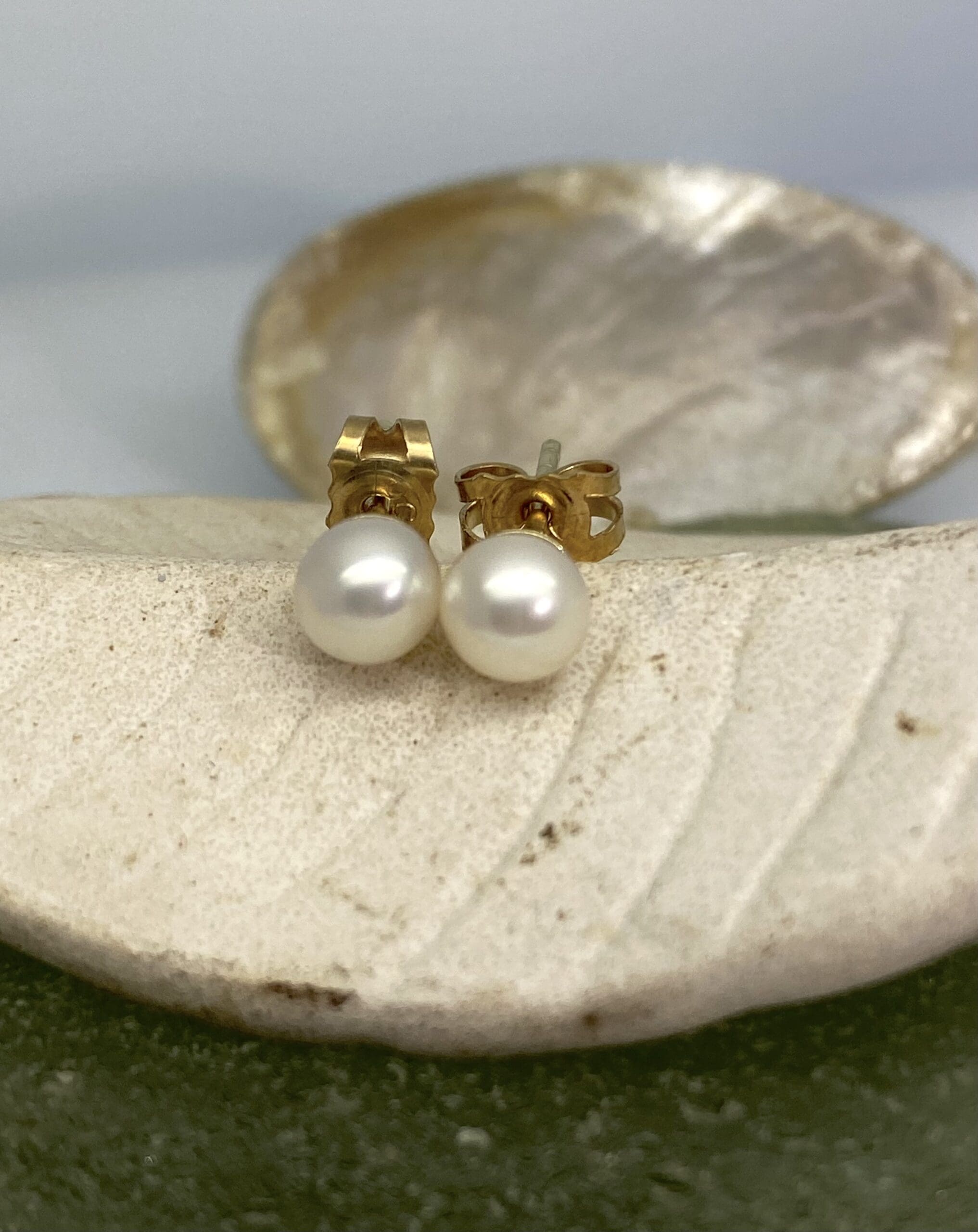 15700058 9ct Yellow Gold Fresh Water Pearl Earrings - Image 3