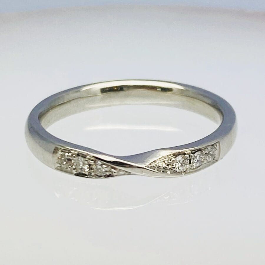 11600037 Platinum And Diamond 0.09 Set 2.5mm Ribbon Twist Wedding Band