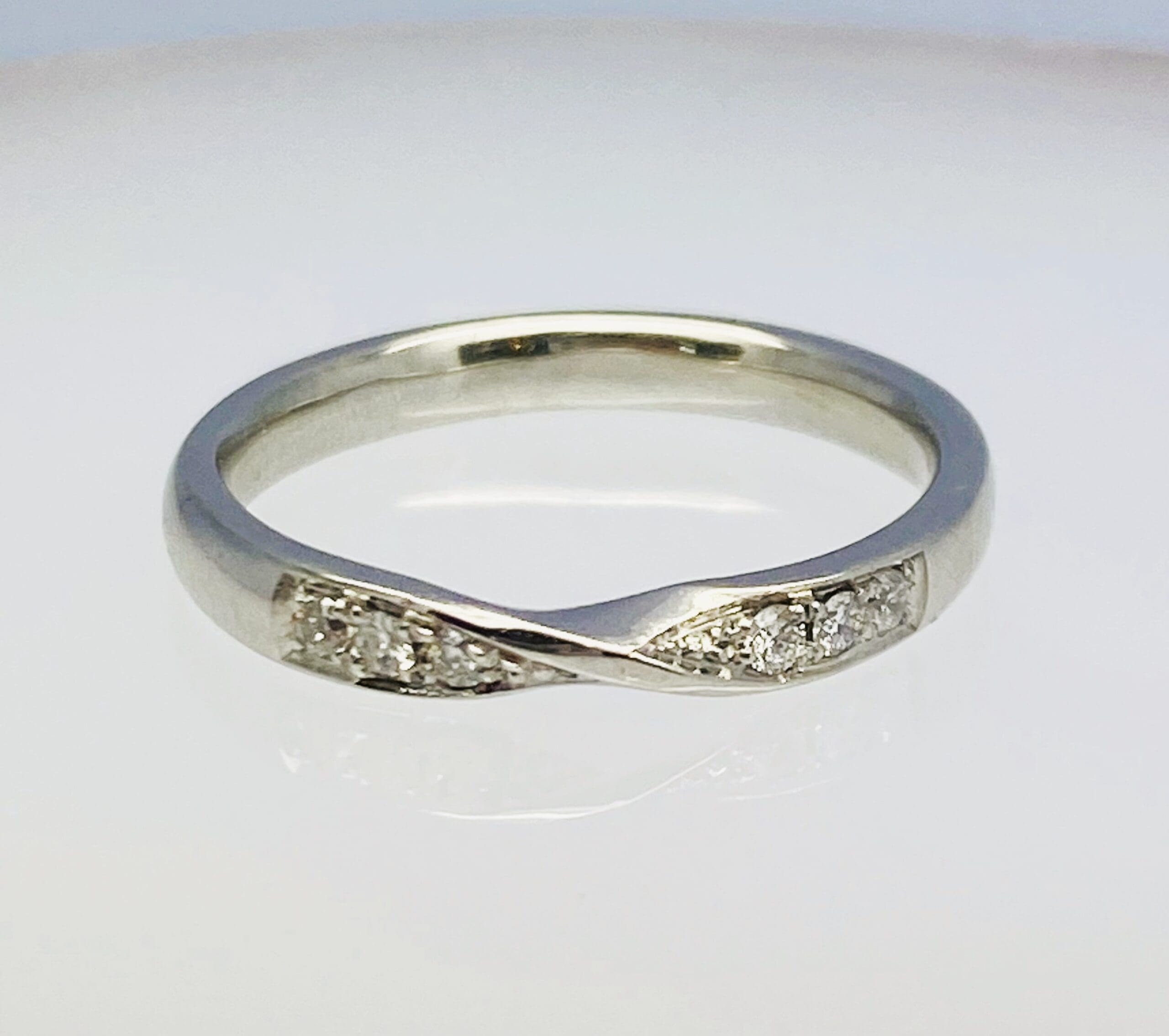 11600037 Platinum And Diamond 0.09 Set 2.5mm Ribbon Twist Wedding Band