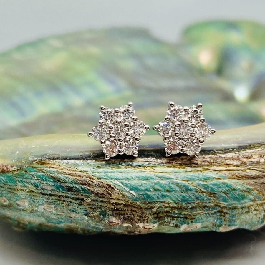 31400014 18ct White Gold Diamond Flower Cluster Stud Earrings