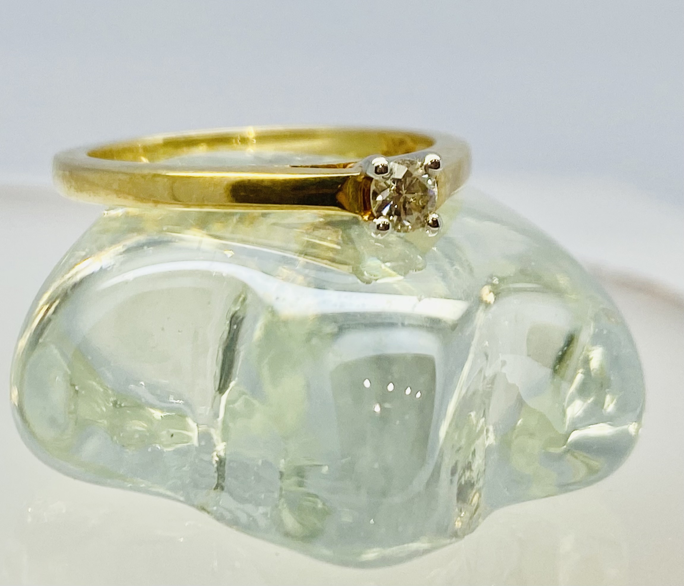 12200048 9ct Yellow Gold Diamond 0.12ct Solitaire Engagement Ring - Image 3