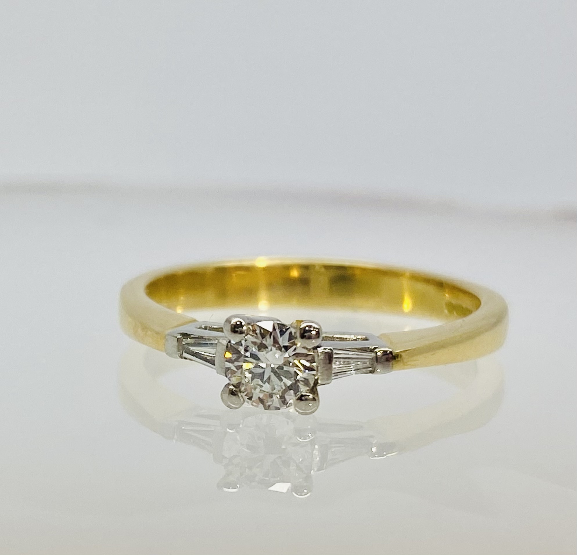 12400041 18ct Yellow Gold And Platinum Trilogy Diamond Ring - Image 2