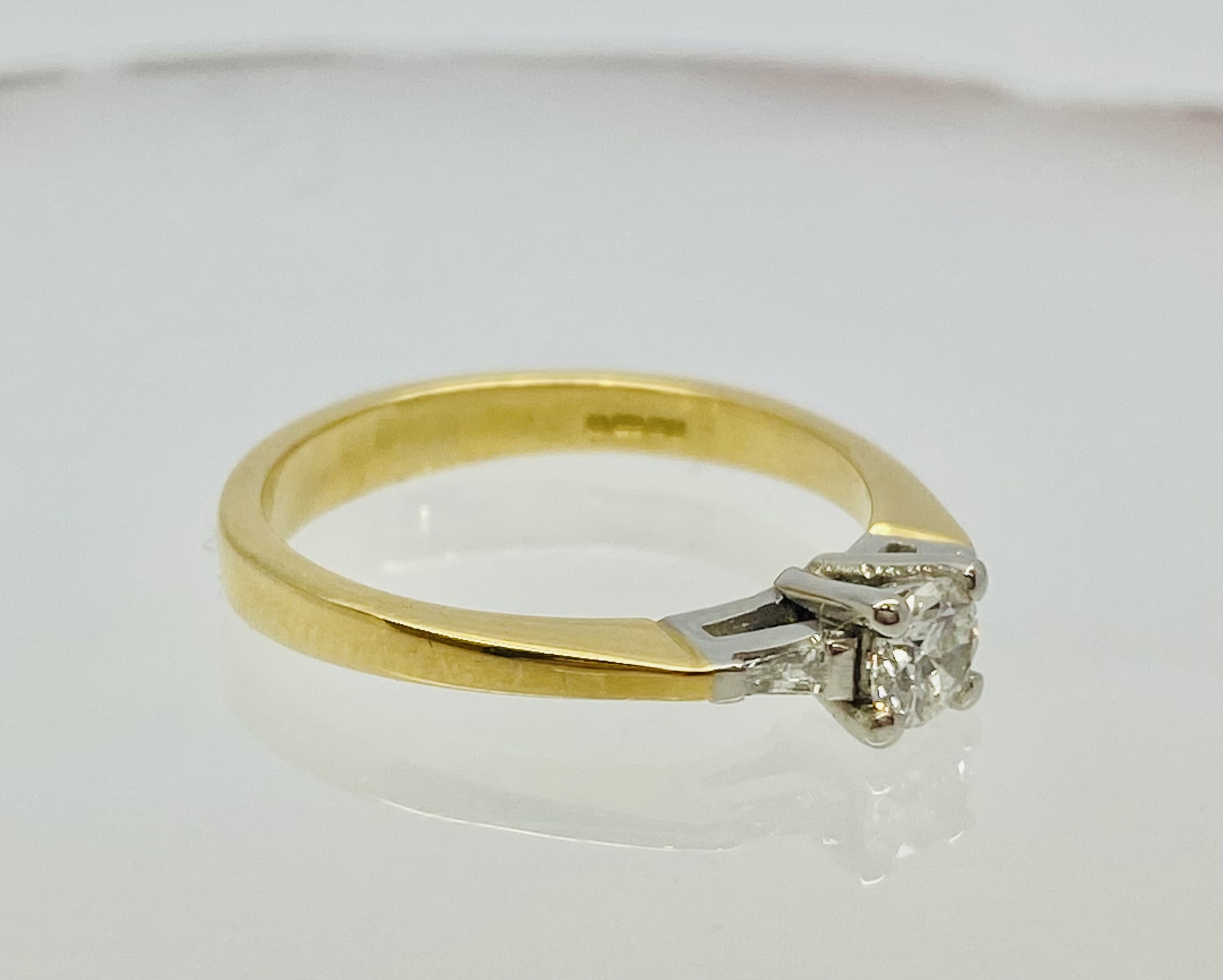 12400041 18ct Yellow Gold And Platinum Trilogy Diamond Ring - Image 3