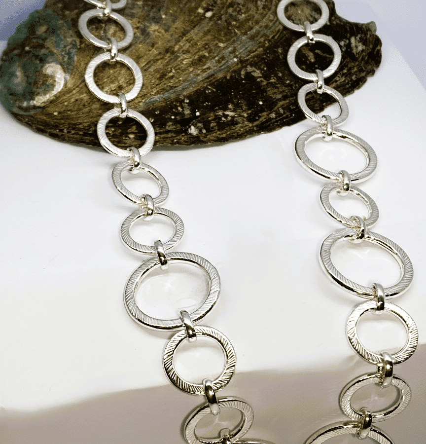 22100264 925 Sterling Silver Echo Textured Graduated Circle Necklace