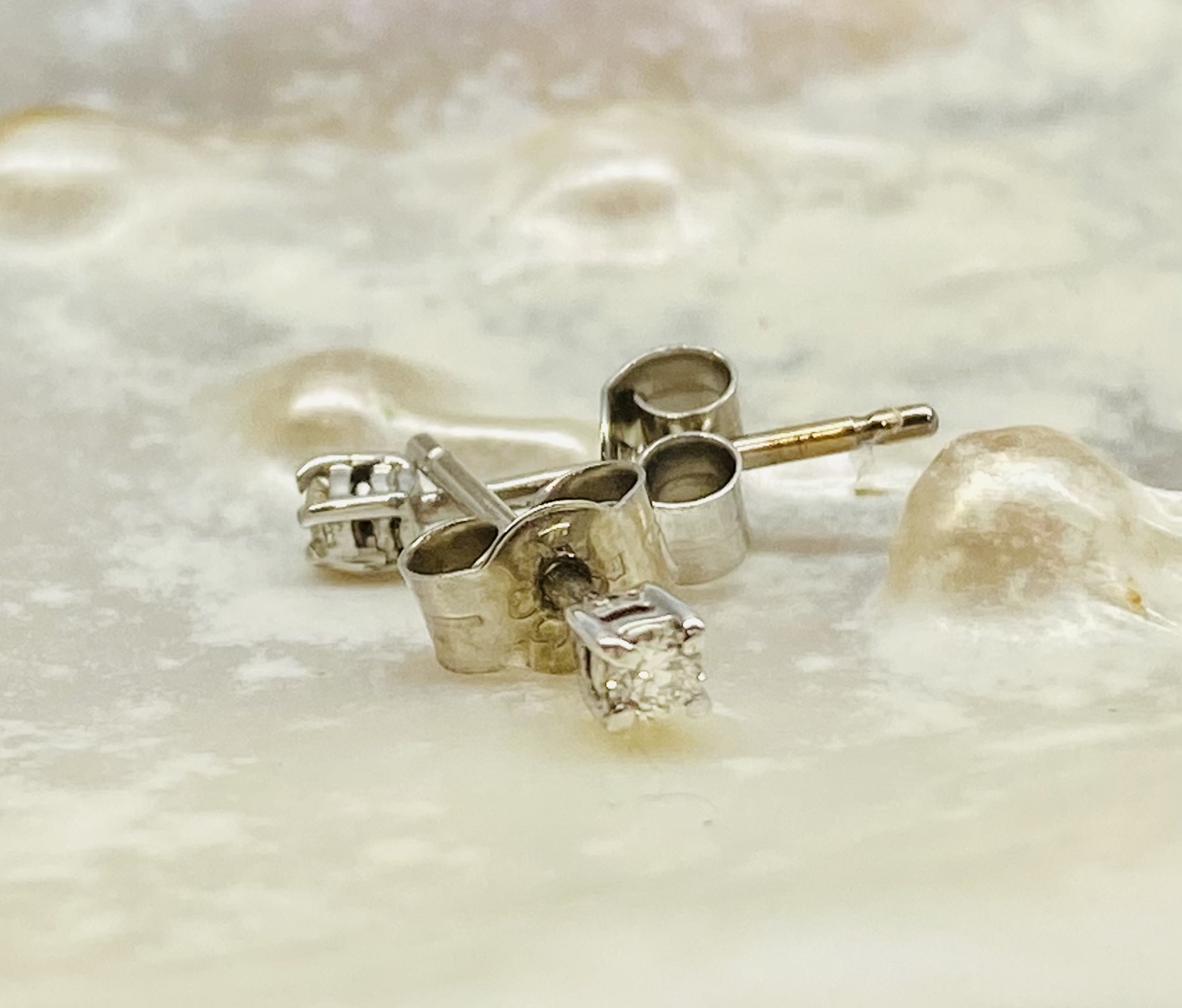 33700064 9ct White Gold And Diamond 0.08ct Stud Earrings - Image 4