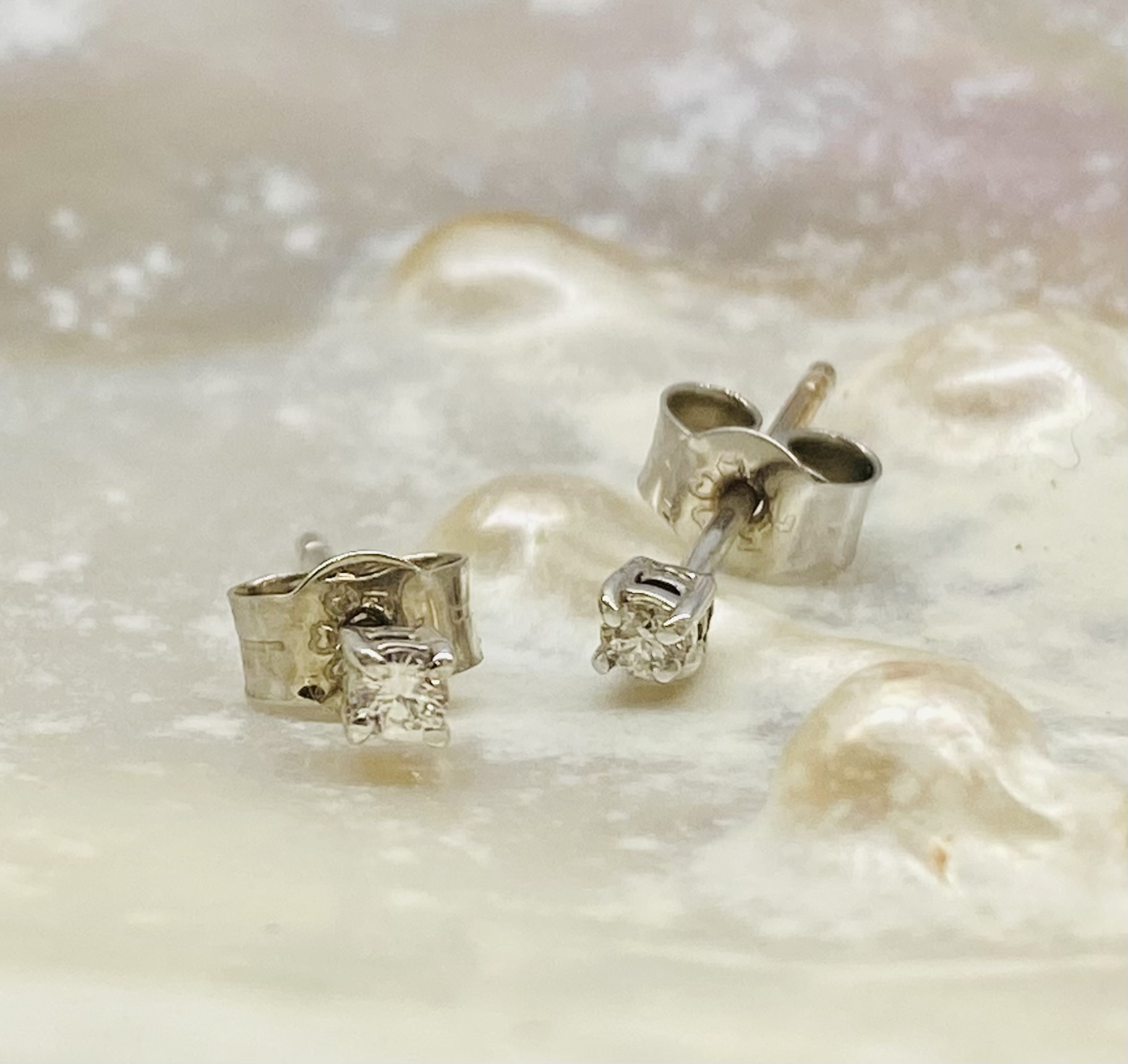 33700064 9ct White Gold And Diamond 0.08ct Stud Earrings - Image 5