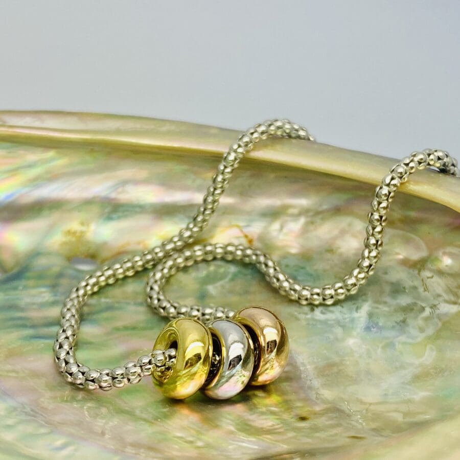 22100260 925 Sterling Silver Meshed Chain With 3 Plated Gold Rings Necklace