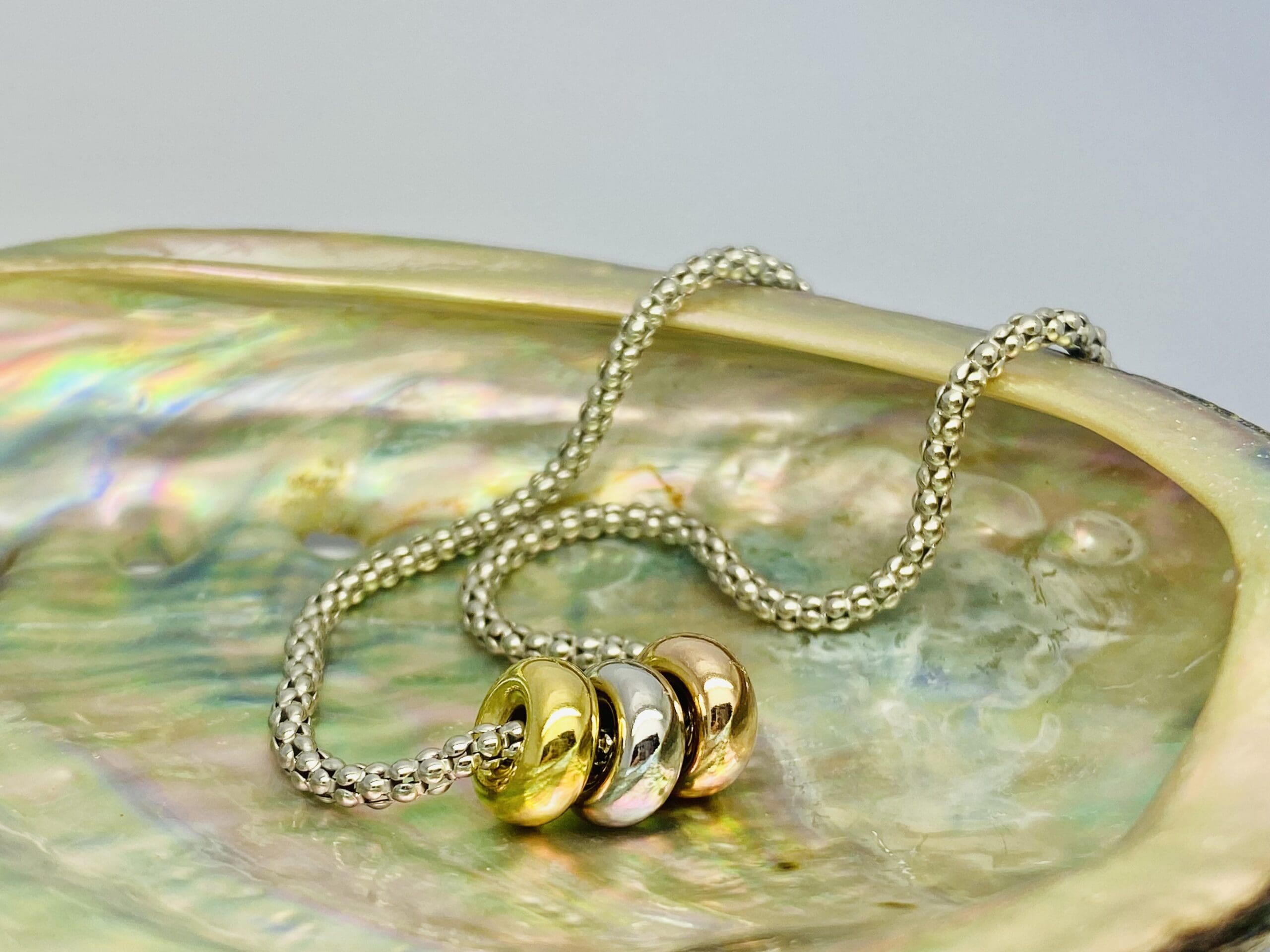 22100260 925 Sterling Silver Meshed Chain With 3 Plated Gold Rings Necklace