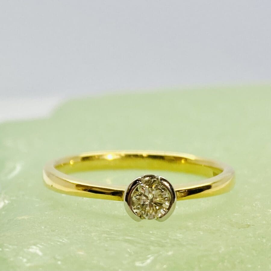 12400040 18ct Yellow Gold 0.21ct Diamond Rub Over Solitaire Ring