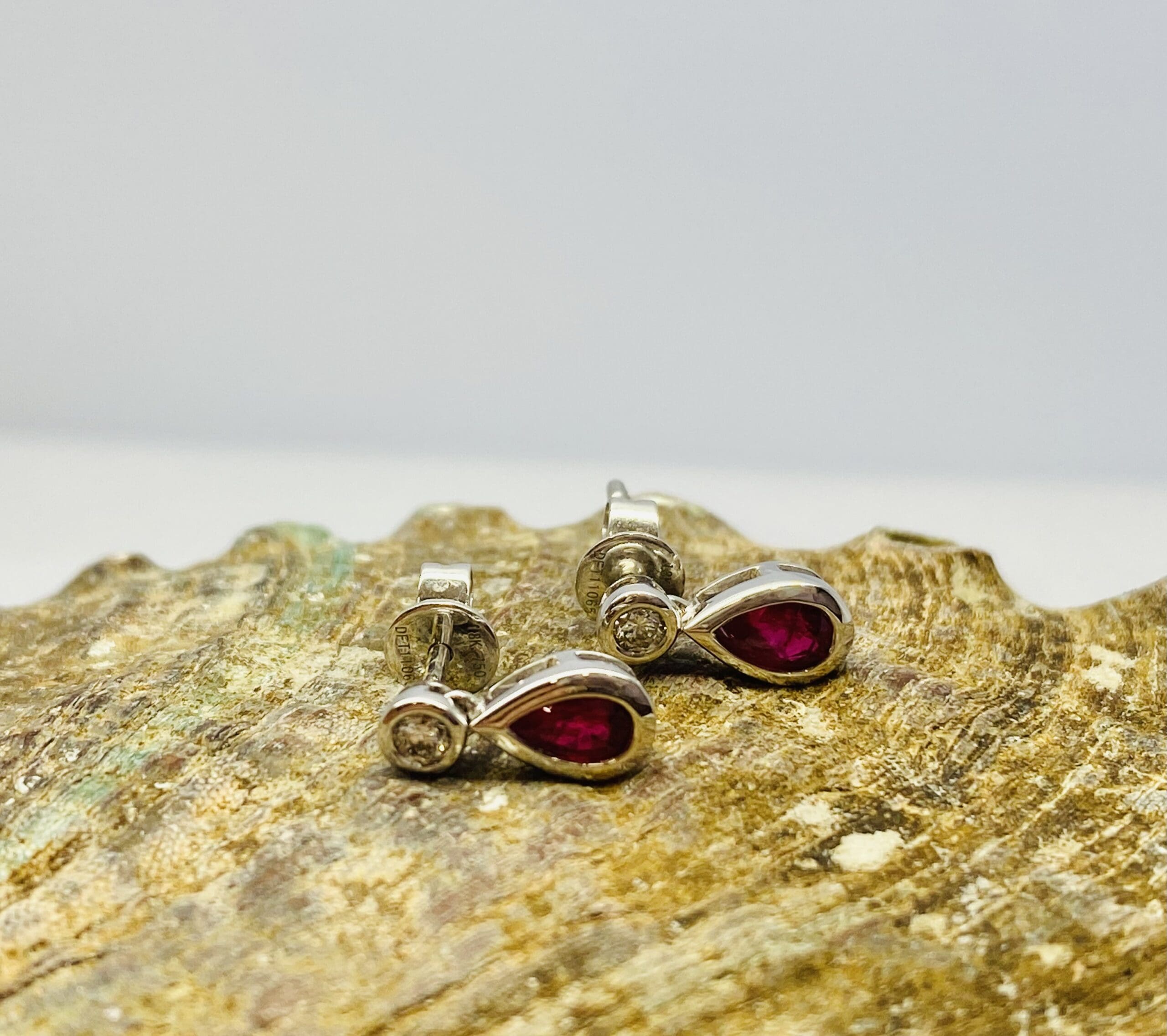 31400012 18ct White Gold Ruby And Diamond Drop Earrings - Image 4