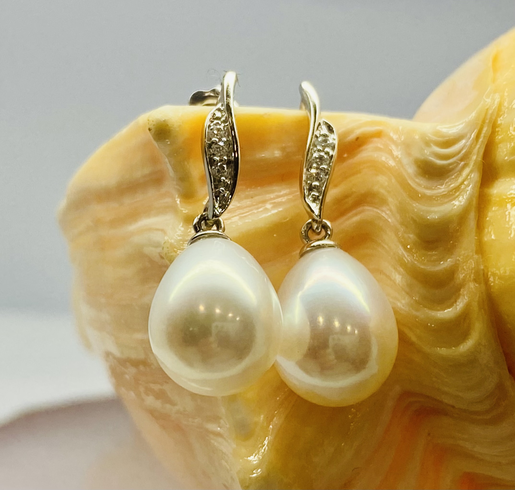 15700077 9ct Yellow Gold Fresh Water Pearl And Diamond Drop Earrings - Image 2