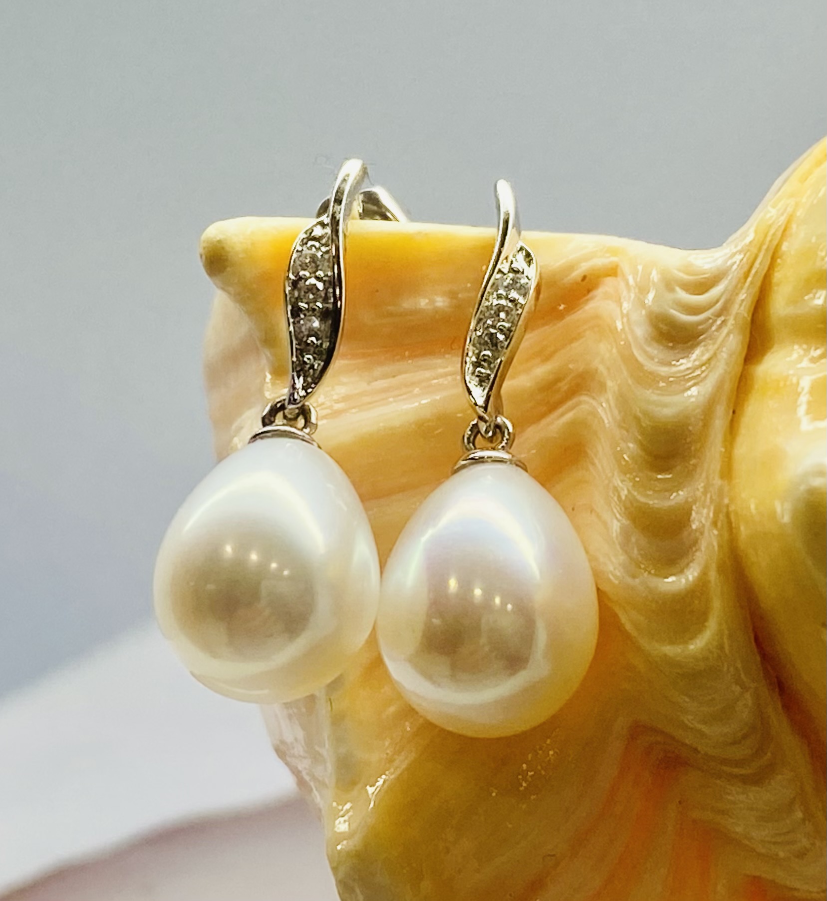 15700077 9ct Yellow Gold Fresh Water Pearl And Diamond Drop Earrings - Image 3