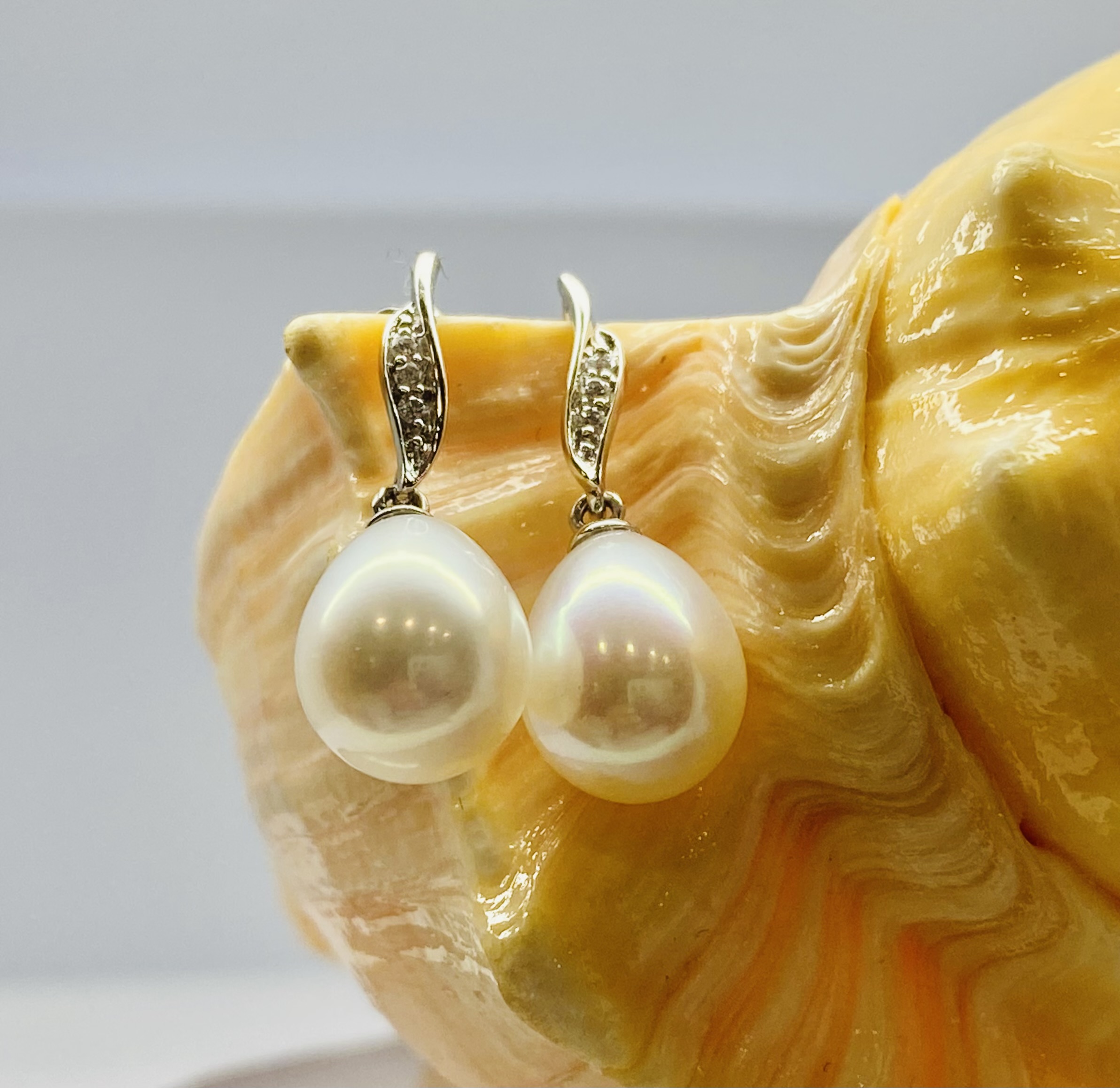 15700077 9ct Yellow Gold Fresh Water Pearl And Diamond Drop Earrings - Image 4