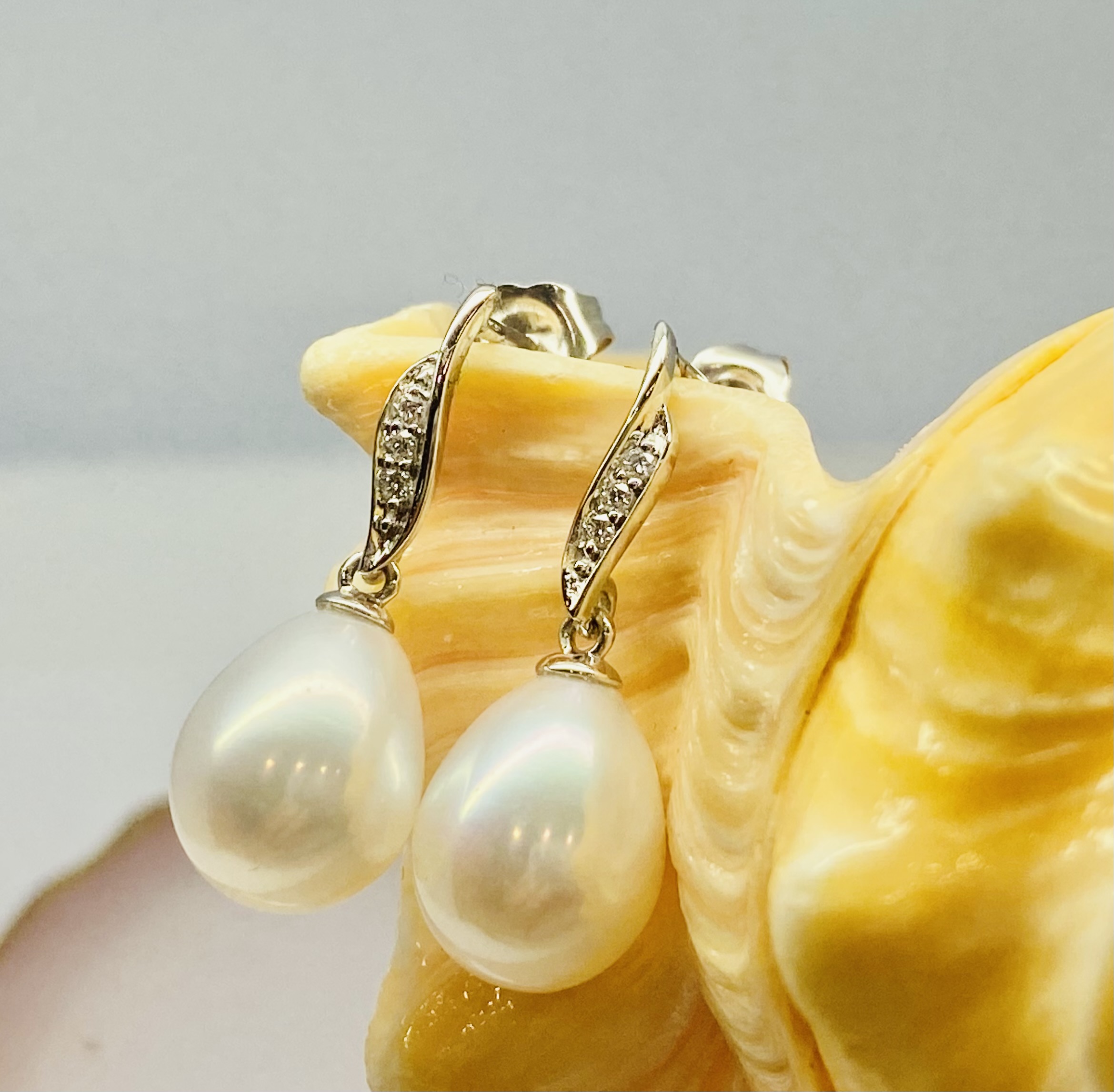 15700077 9ct Yellow Gold Fresh Water Pearl And Diamond Drop Earrings - Image 5