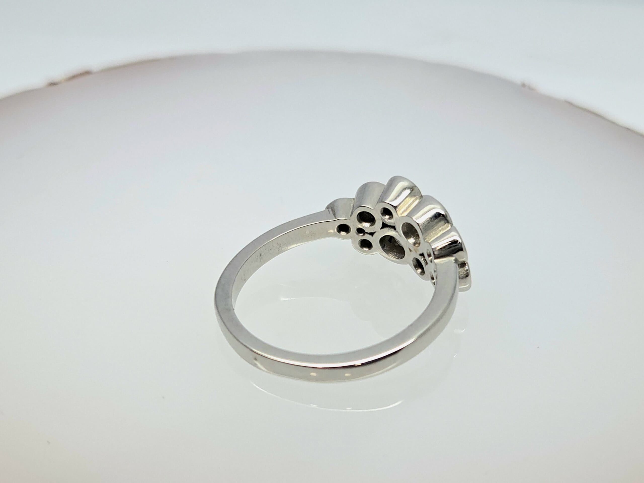 15600060 Platinum Rub Over 9 Diamond 'Bubble' Ring - Image 4