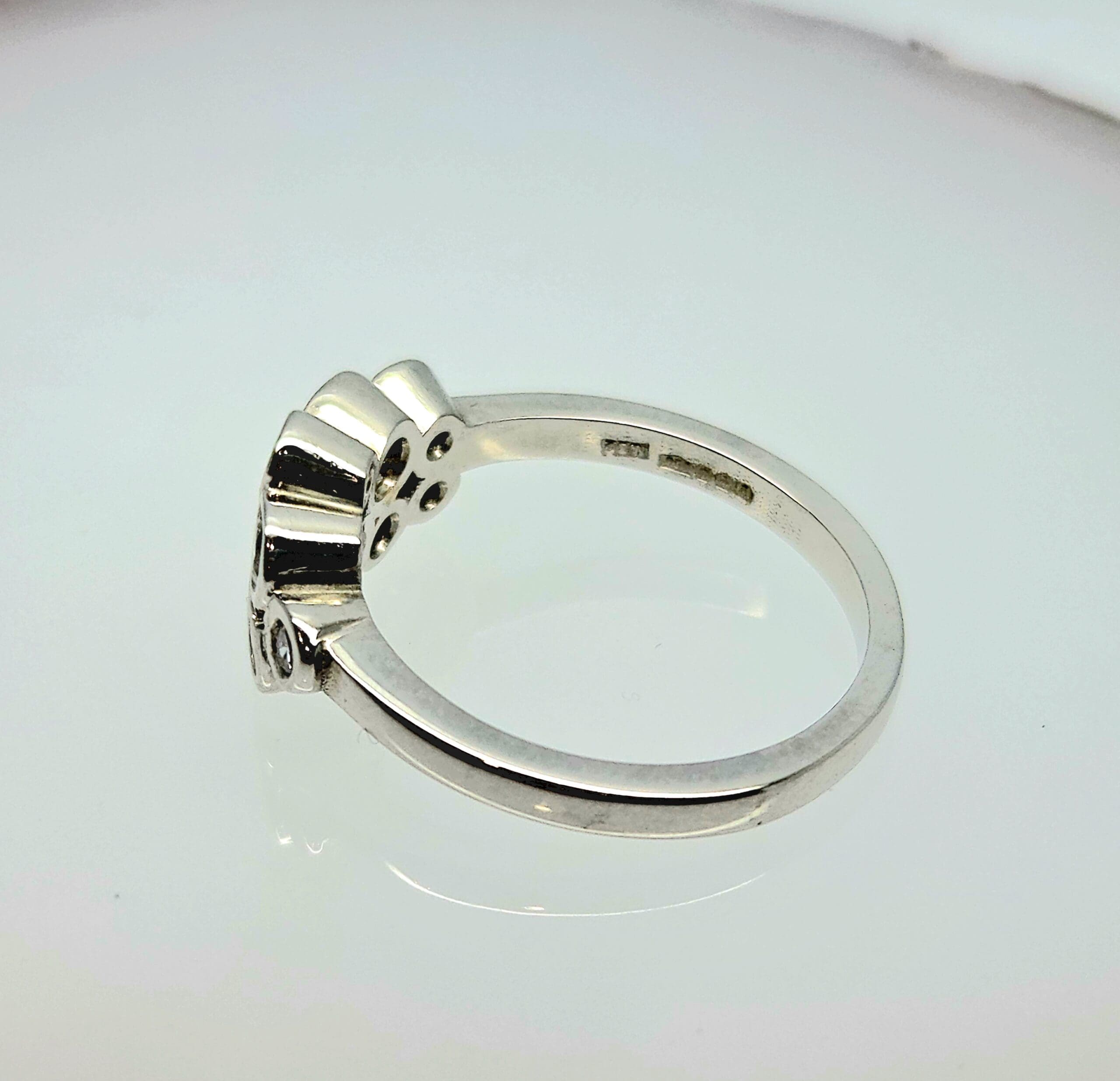 15600060 Platinum Rub Over 9 Diamond 'Bubble' Ring - Image 5